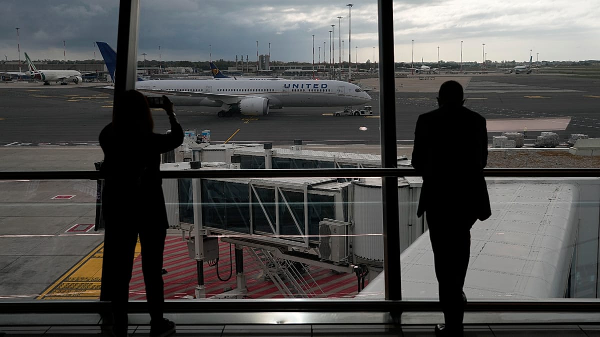 Italy's air traffic network glitch disrupts flights across major airports