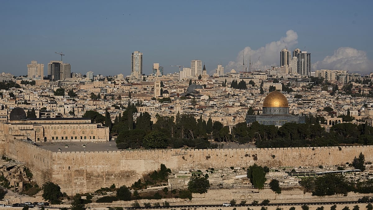 Jerusalem demolition in al-Tur displaces dozens of Palestinian families