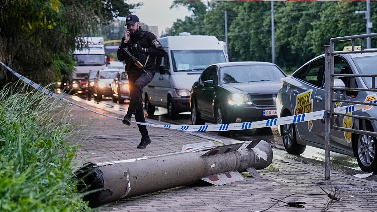 Kyiv Under Heavy Missile Attack as Residents Shelter in Metro Stations