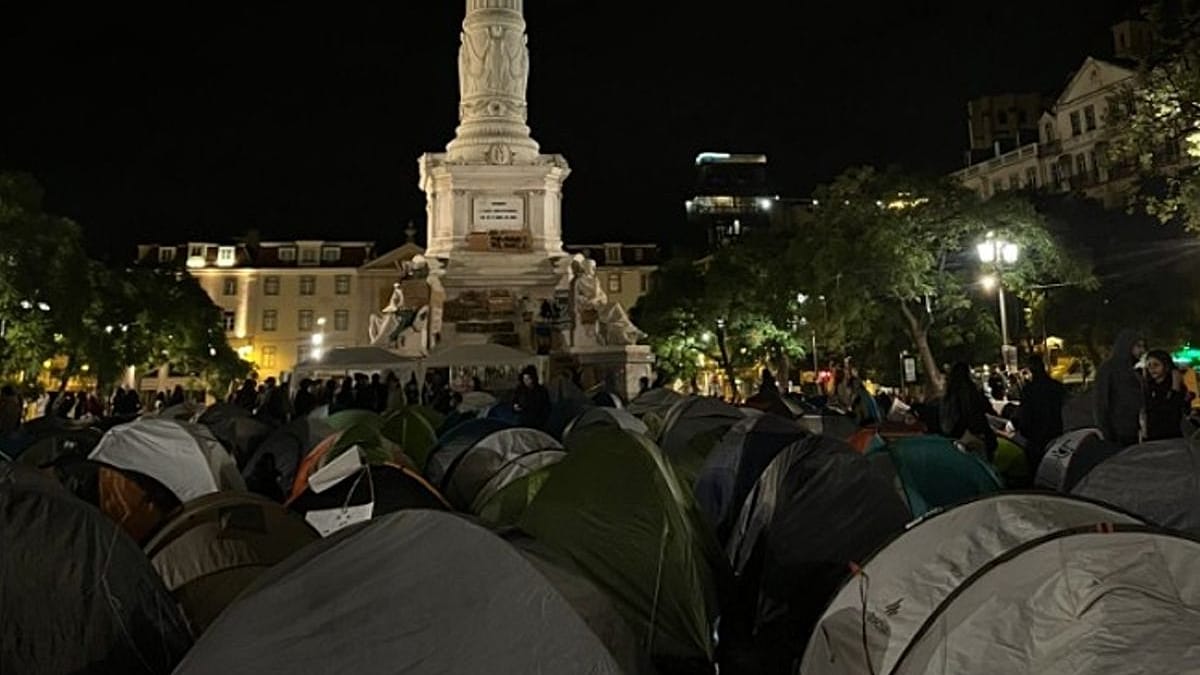 Lisbon police arrest 55 as housing protest camp cleared at Rossio