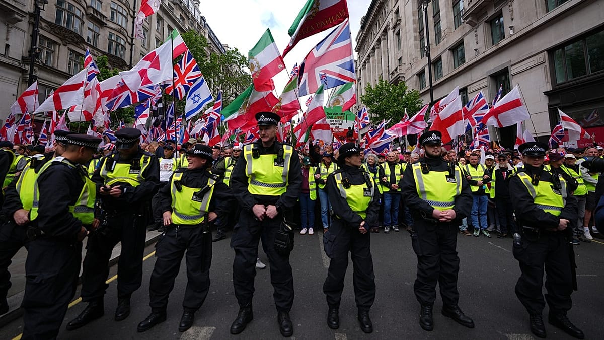 London Deploys 4,000 Officers as Far-Right and Pro-Palestinian Rallies Clash
