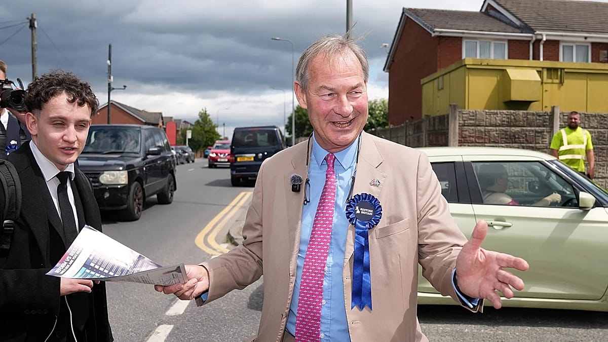 Lowe proposes pact with Farage to unify Britain's right-wing factions