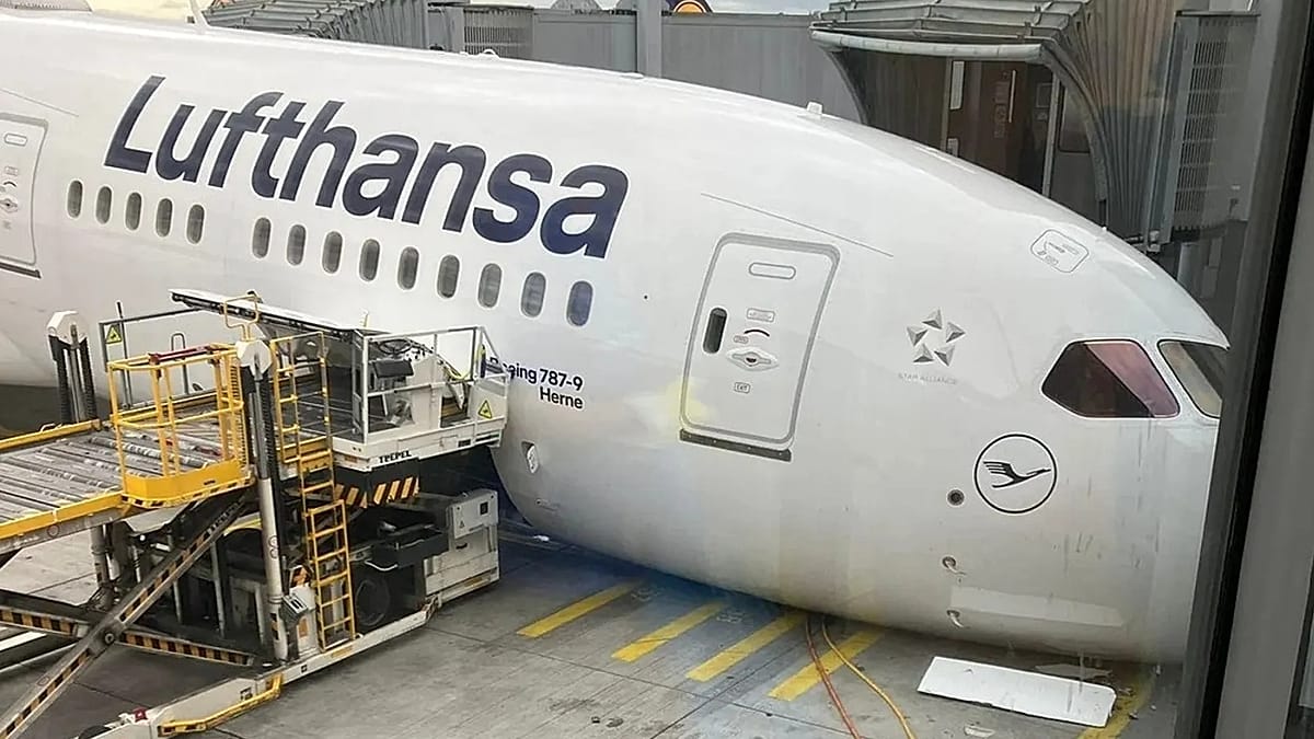 Lufthansa Boeing 787 Nose Gear Collapse Injures Staff at Frankfurt Airport