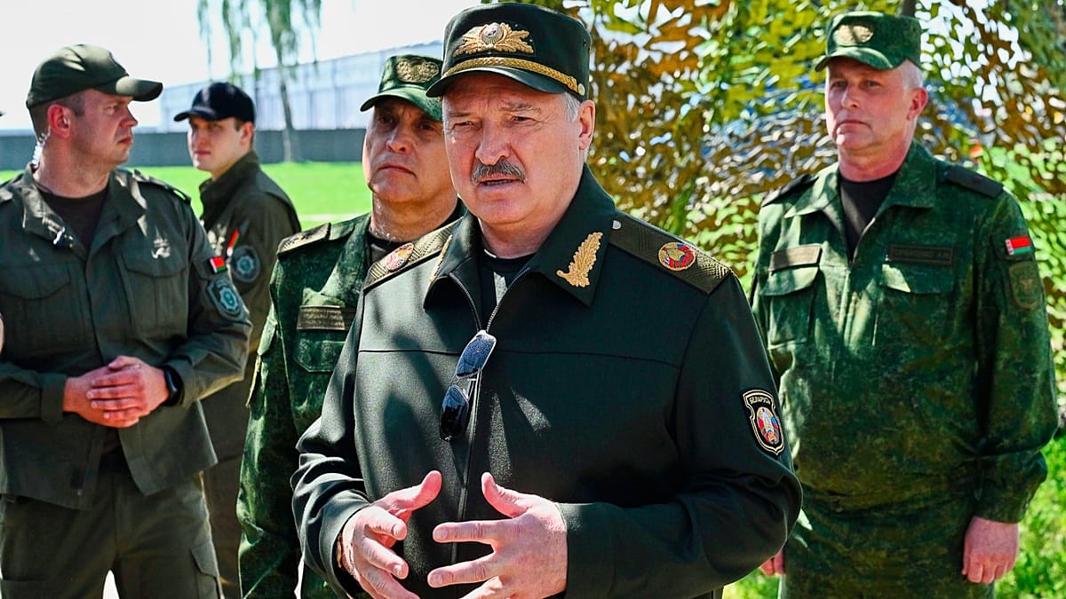 Lukashenka Offers Zelenskyy Talks as Ukraine Warns of Russian Offensive via Belarus