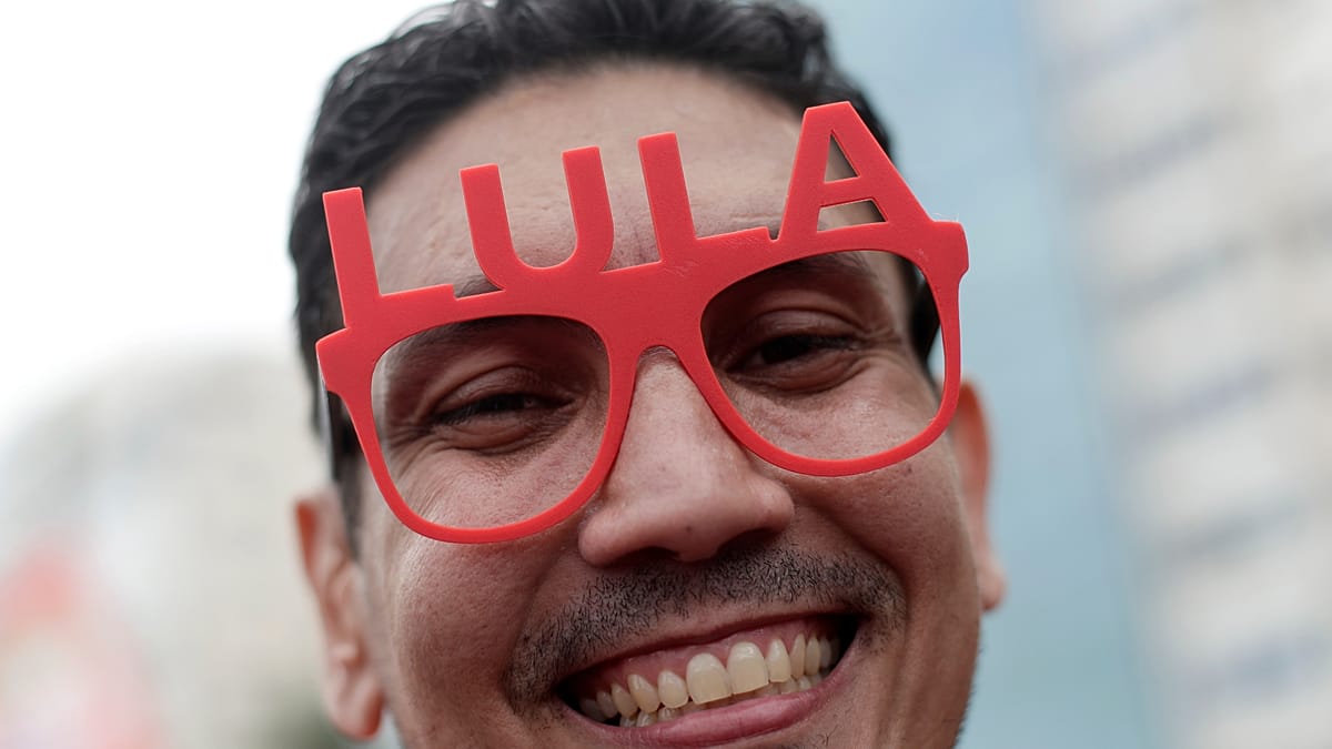 Lula supporters spell out his name in Rio waters ahead of runoff