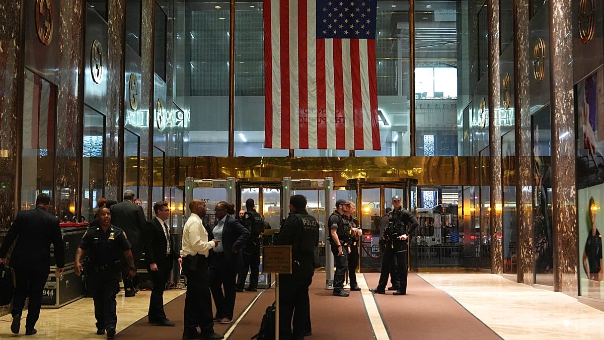 Macron walks through Manhattan to meet Trump ahead of UNGA