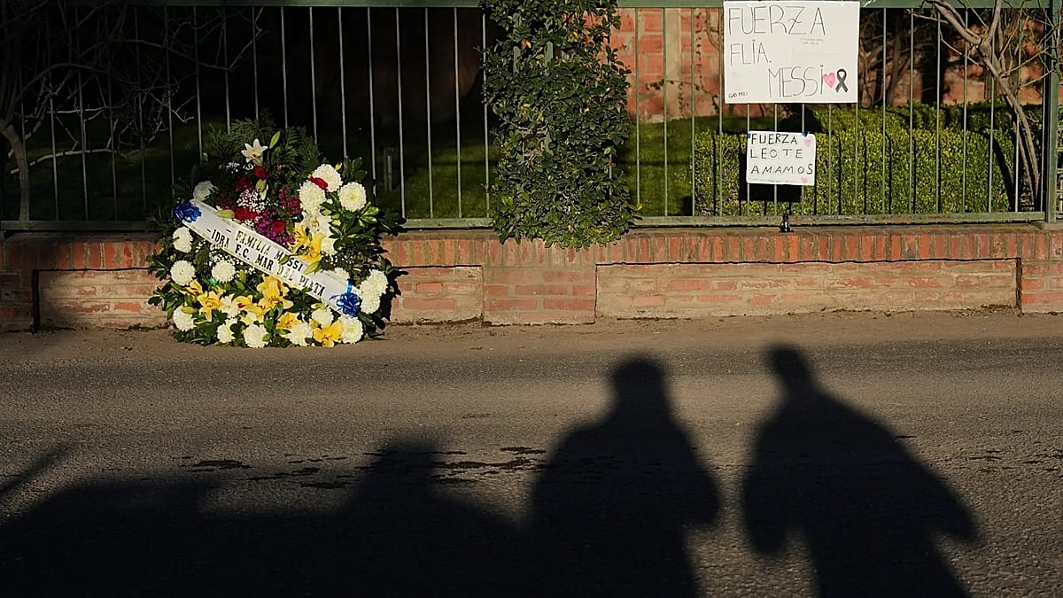 Messi bids private farewell to father Jorge in Rosario