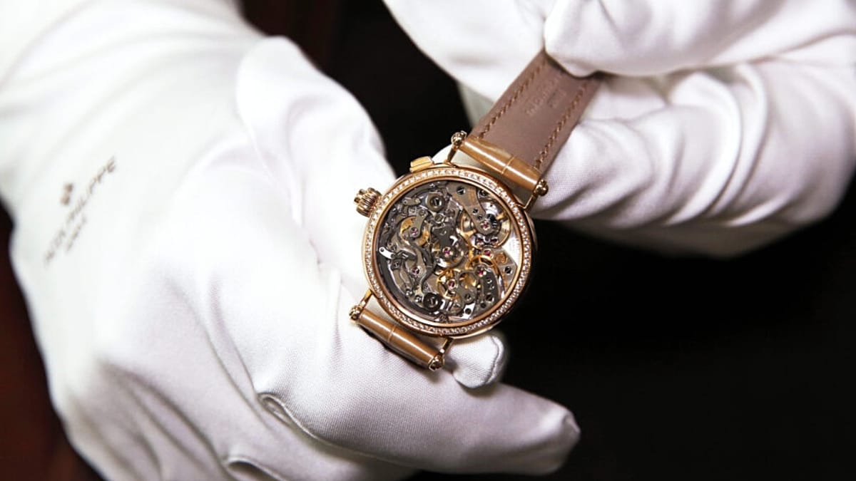 Naples Police Arrest 12 in Crackdown on Luxury Watch Thefts Targeting Tourists in Spain