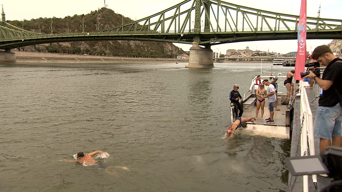 Nearly a thousand swimmers cross the Danube in Budapest for first time since 2018