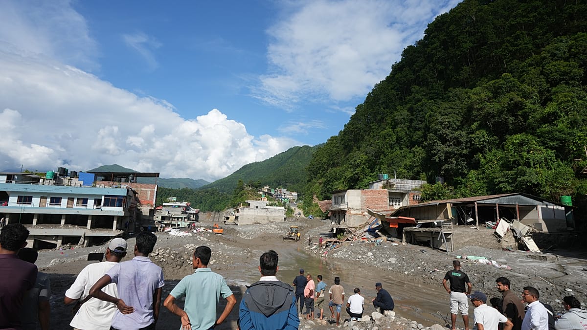 Nepal floods: death toll exceeds 900 as rescue efforts continue