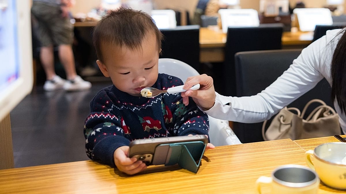 No Screens for Babies Under Two, Major UK-Led Review Warns