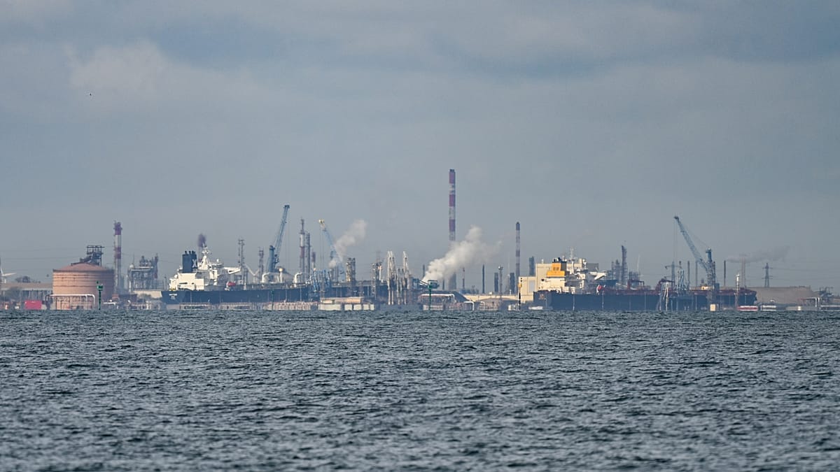 Oil rises as US-Iran tensions flare, Warsh signals possible Fed hike