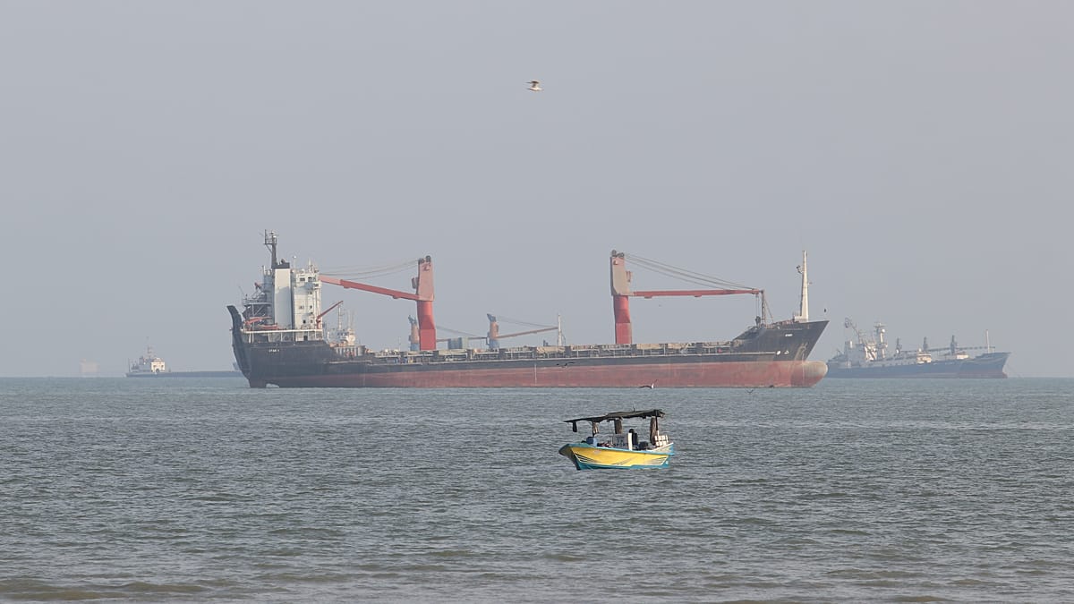 Oil spill reaches UAE beaches as Hormuz tanker attacks escalate