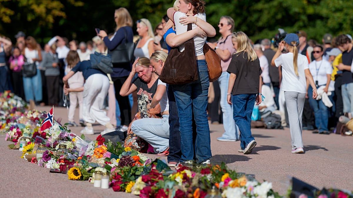 Oslo crowds rally in support of Norway's ailing King Harald V