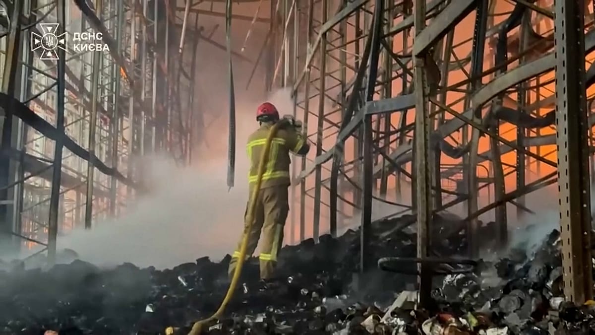 Overnight Russian strikes kill 15 in Kyiv, sparking large fires
