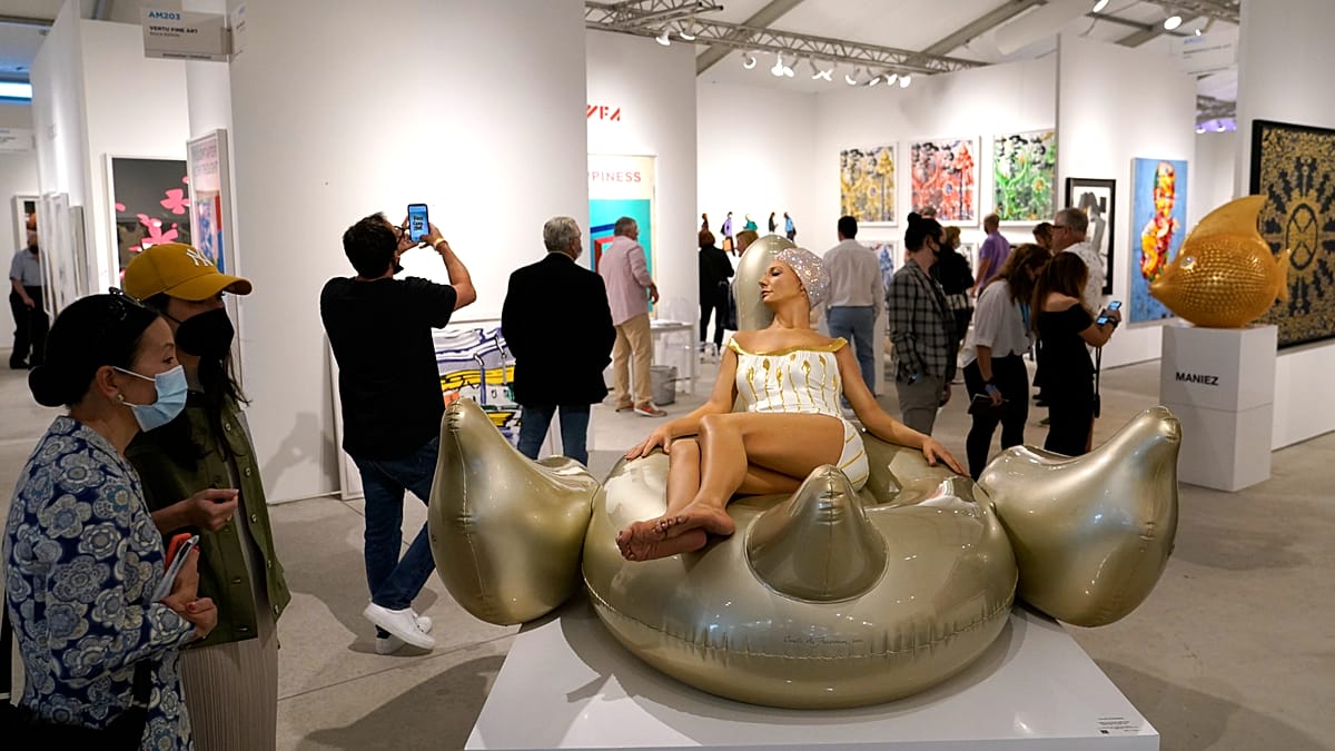 Oversized Sculptures Bring Art Closer to Chicago's Public