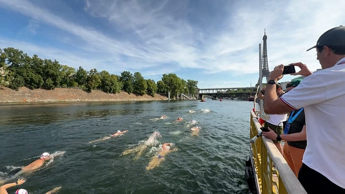 Paris Hosts First Seine River Swim Race in 80 Years as Hundreds Dive In