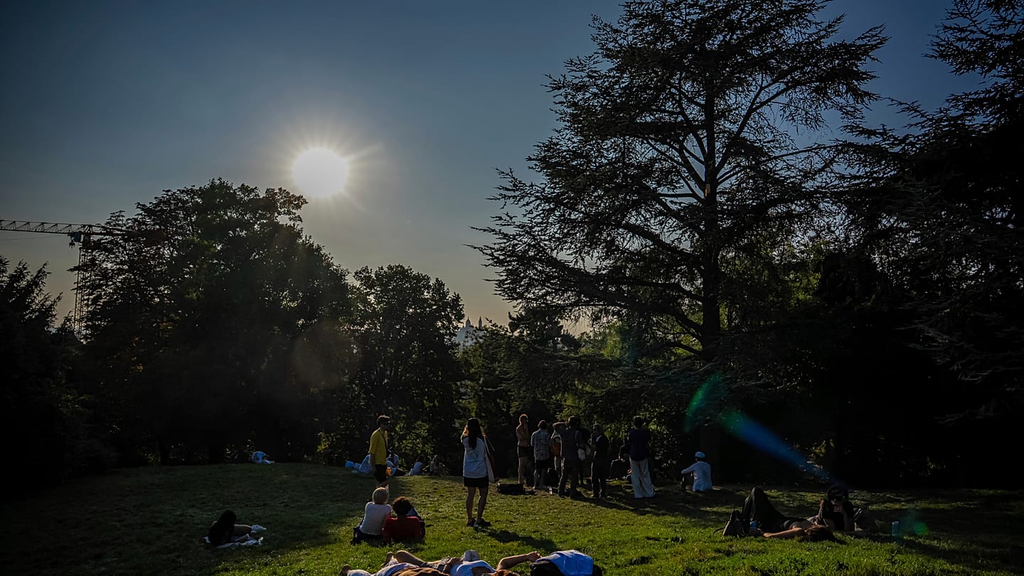 Parisians Flee Sweltering Apartments to Sleep in Parks During Heatwave