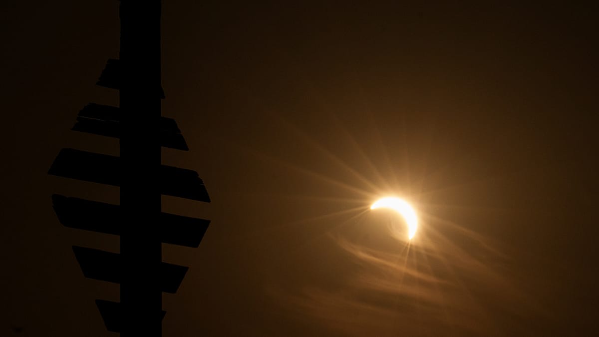 Partial solar eclipse over Britain: timelapse from Greenwich
