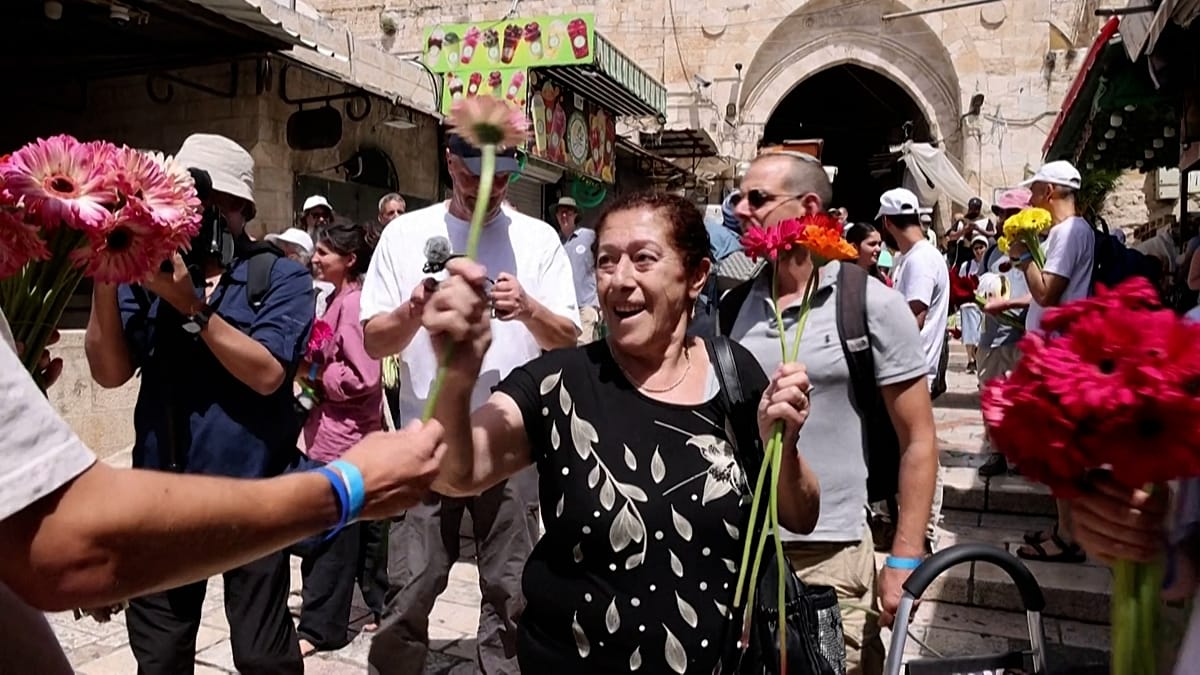 Peace Activists in Jerusalem Rally to Shield Palestinians During Flag March