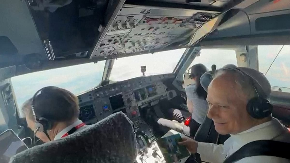 Pope Leo XIV Makes Surprise Cockpit Visit on Madrid-Barcelona Flight