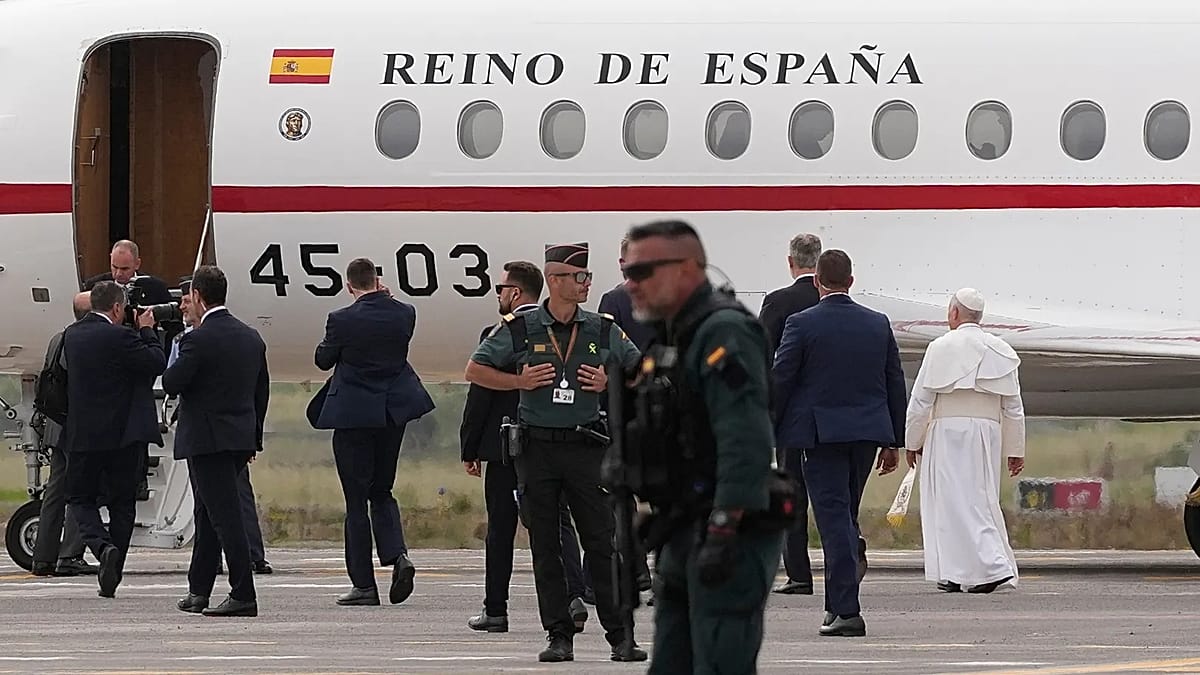 Pope Leo XIV Returns to Rome on Spanish King's Falcon After Engine Failure