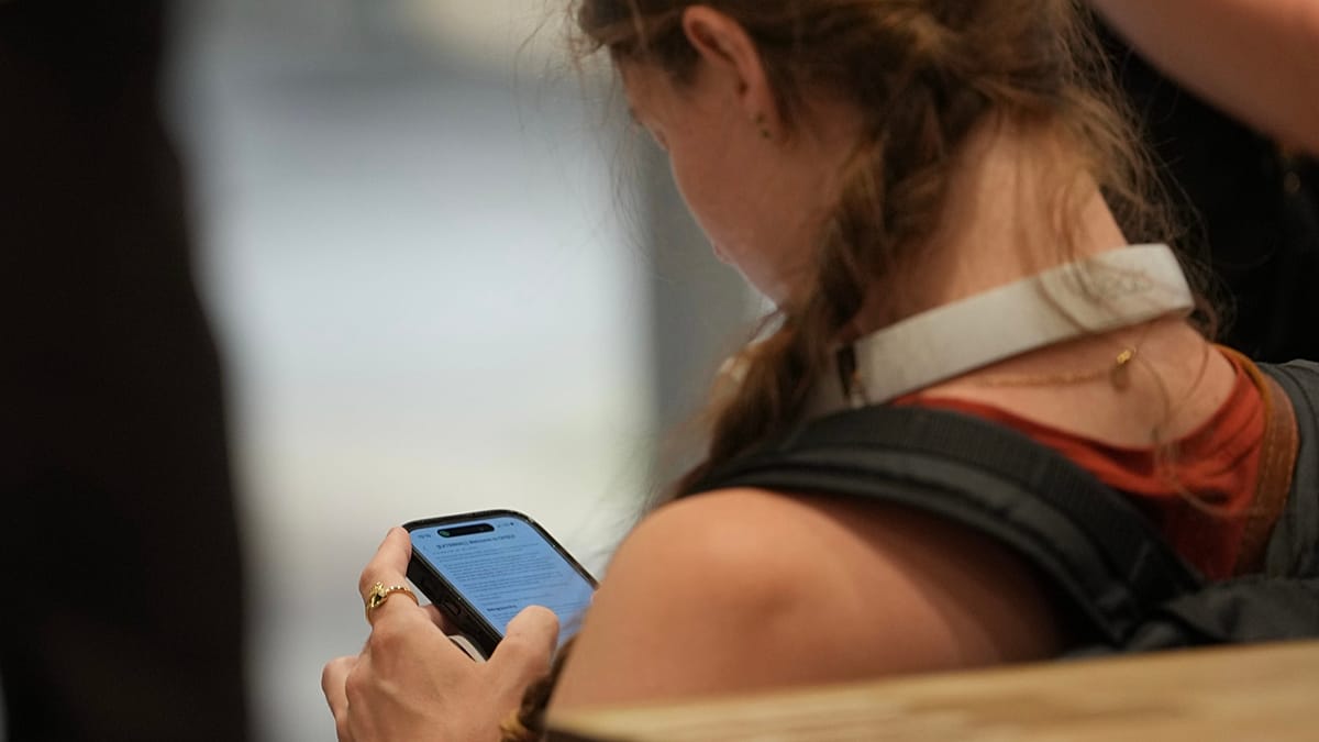 Portuguese study finds 18-year-olds spending more time online, especially on social media