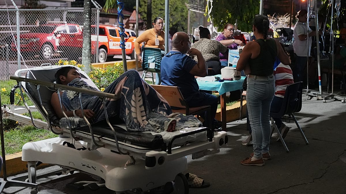 Powerful 7.7 quake strikes Panama, topples cathedral, triggers tsunami alerts