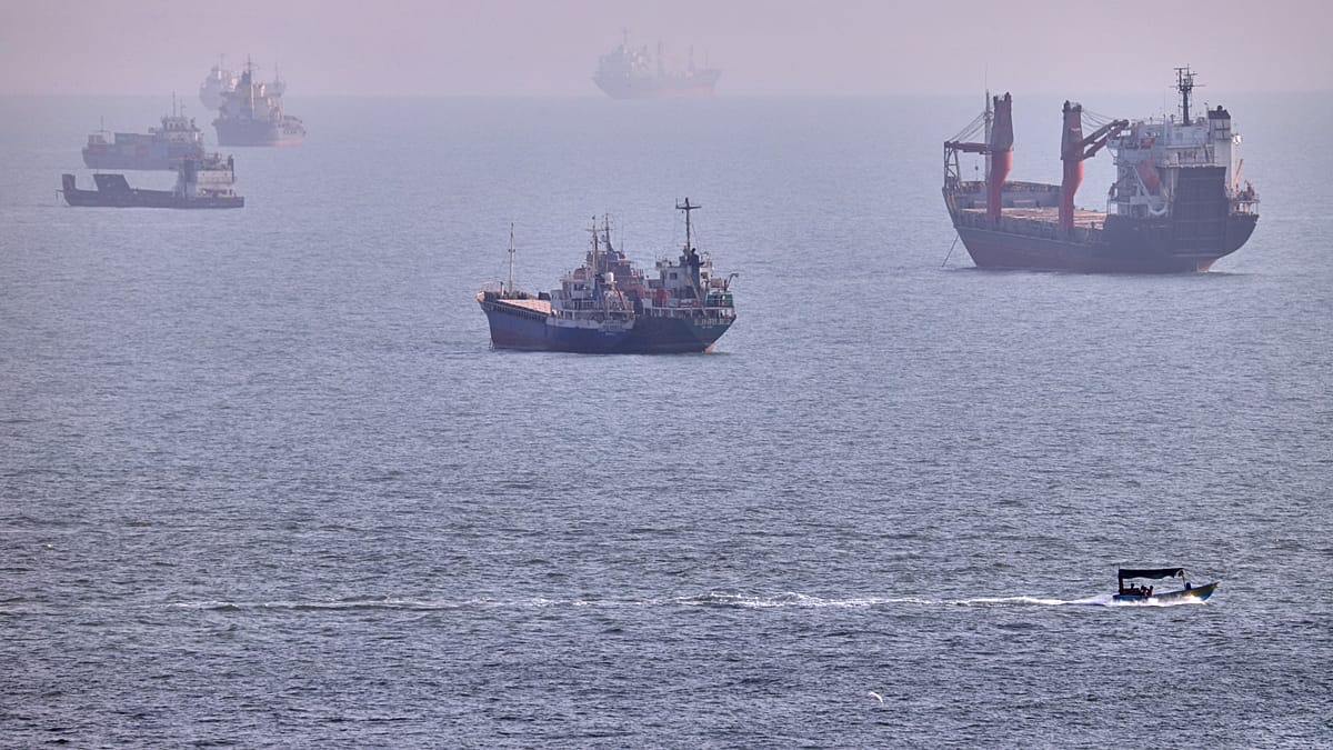 Qatar sees progress in Iran-Oman talks on reopening Hormuz