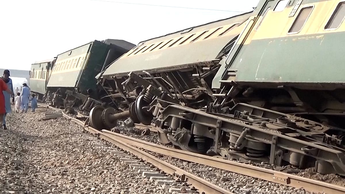 Rehman Baba Express derailment near Multan kills five, injures dozens