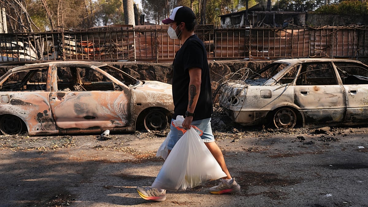 Residents return to Navas del Rey after wildfire evacuation in Spain