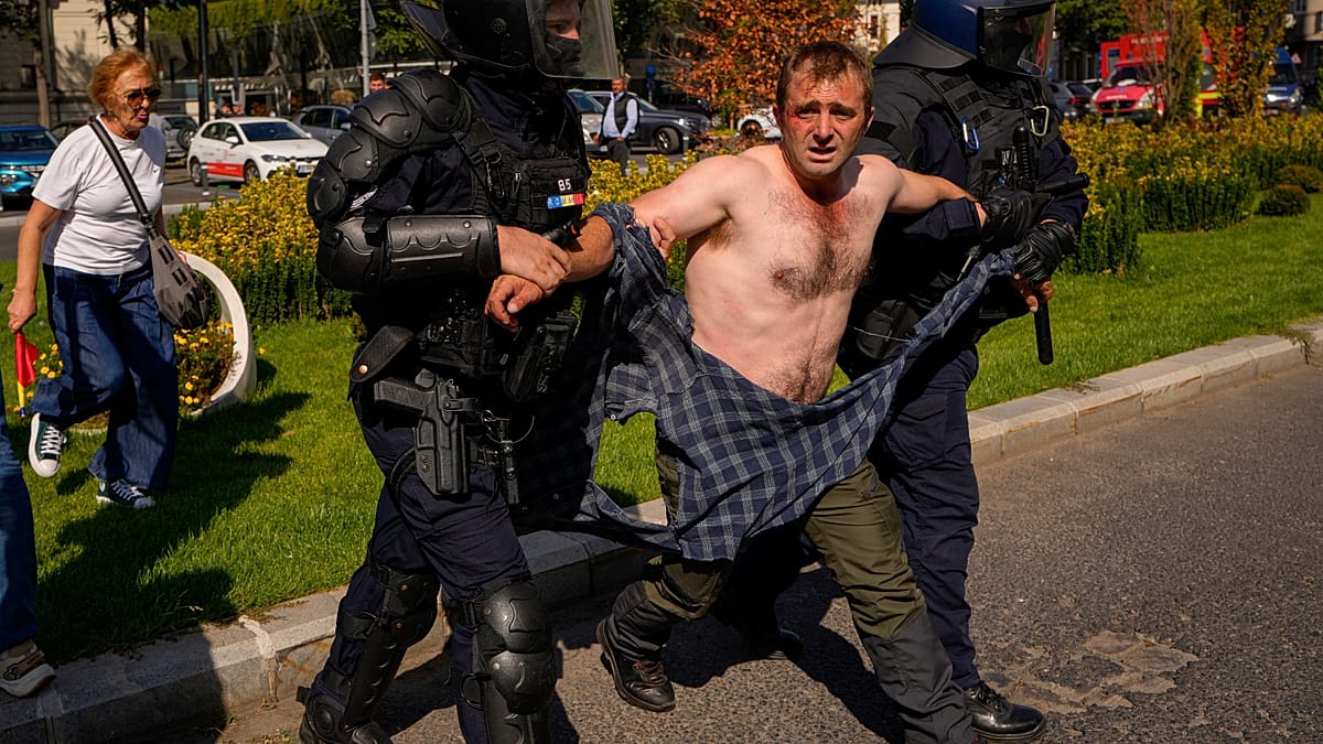 Romanian farmers clash with police in Bucharest over EU livestock ban