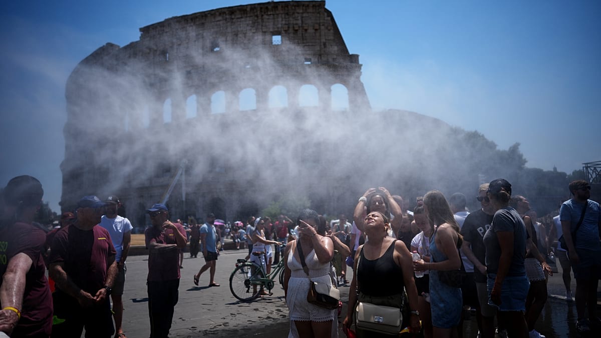 Rome's Colosseum Offers Water Spray Relief as Tourists Face 40°C Heatwave