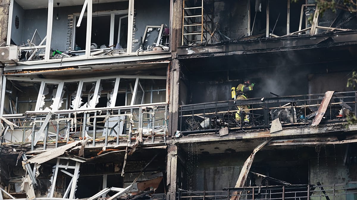 Russian glide bombs hit Zaporizhzhia, killing one and wounding dozens