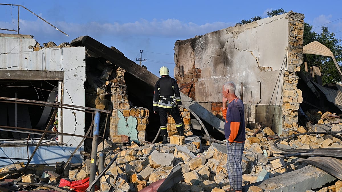 Russian Strikes Kill Seven in Ukraine as Political Turmoil Grows