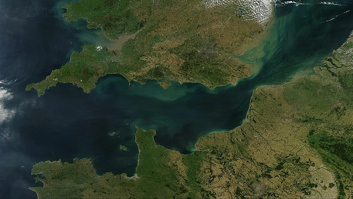Russian Warship Fires Warning Shots at Yacht in English Channel, UK Investigates