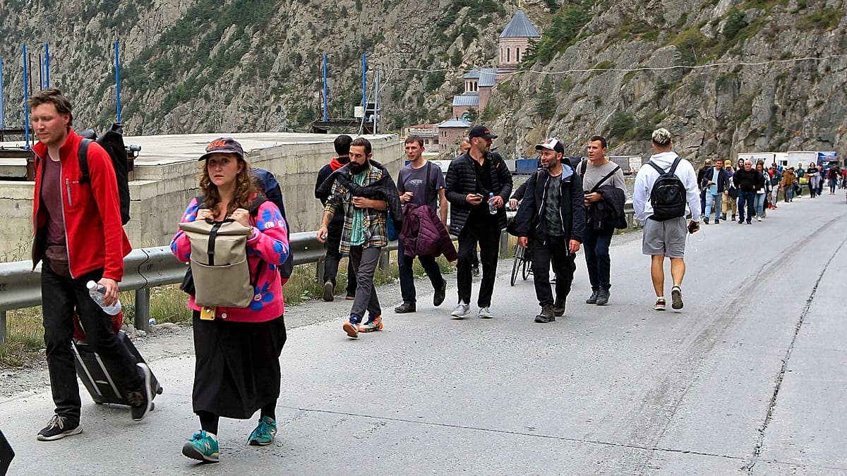 Russians flee before election ends, fearing new mobilisation