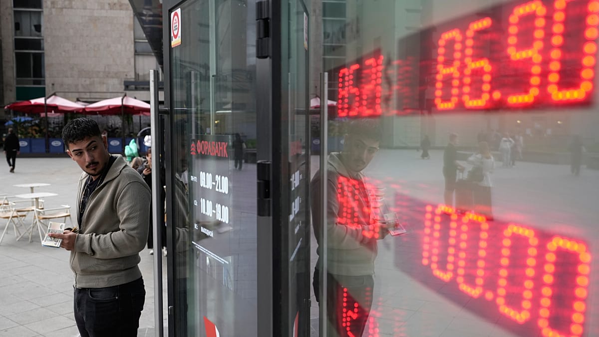 Russians withdraw billions as fears grow over Kremlin seizure of savings