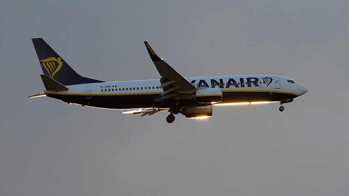 Ryanair Flight from Thessaloniki to Munich Forced to Land After Engine Failure Shatters Window
