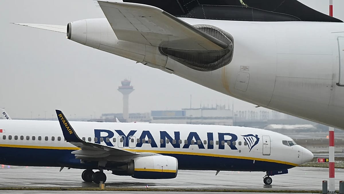 Ryanair window shattered by engine debris in Thessaloniki, report reveals