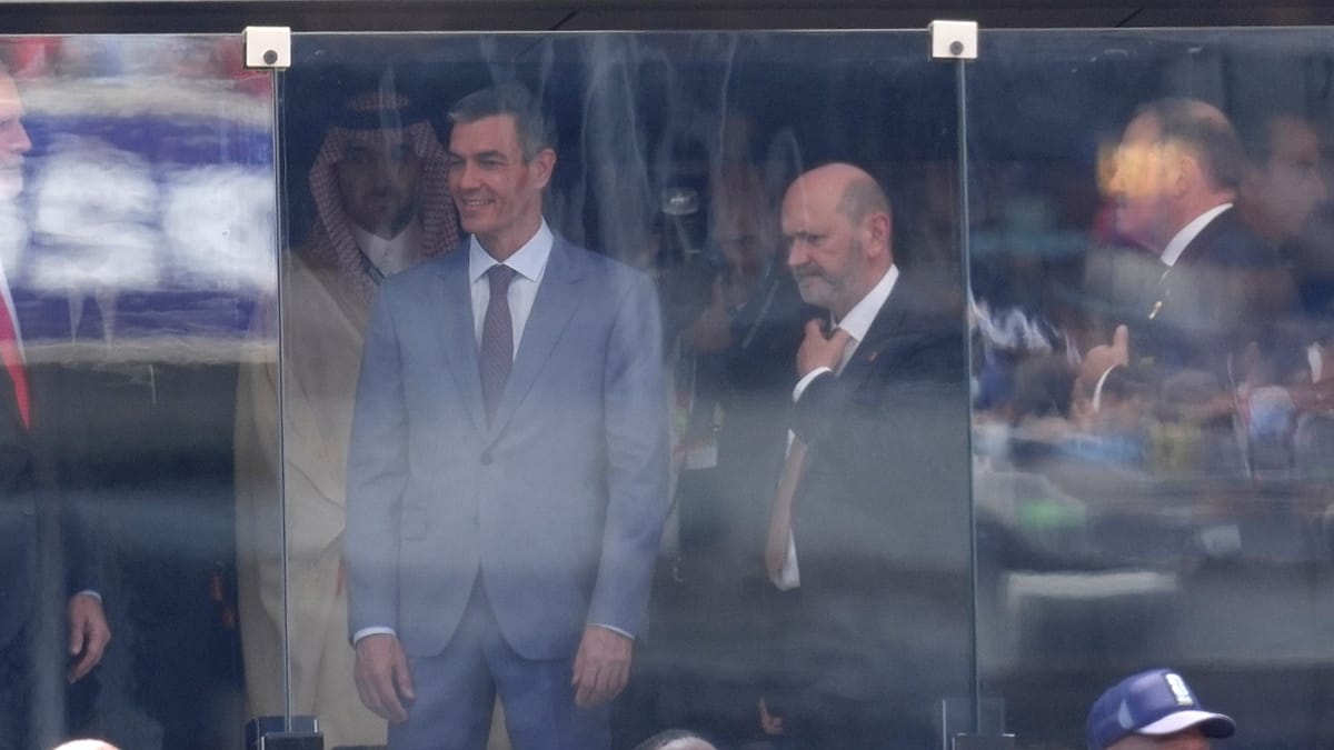 Sánchez and Trump Meet at World Cup Final After Months of Tension