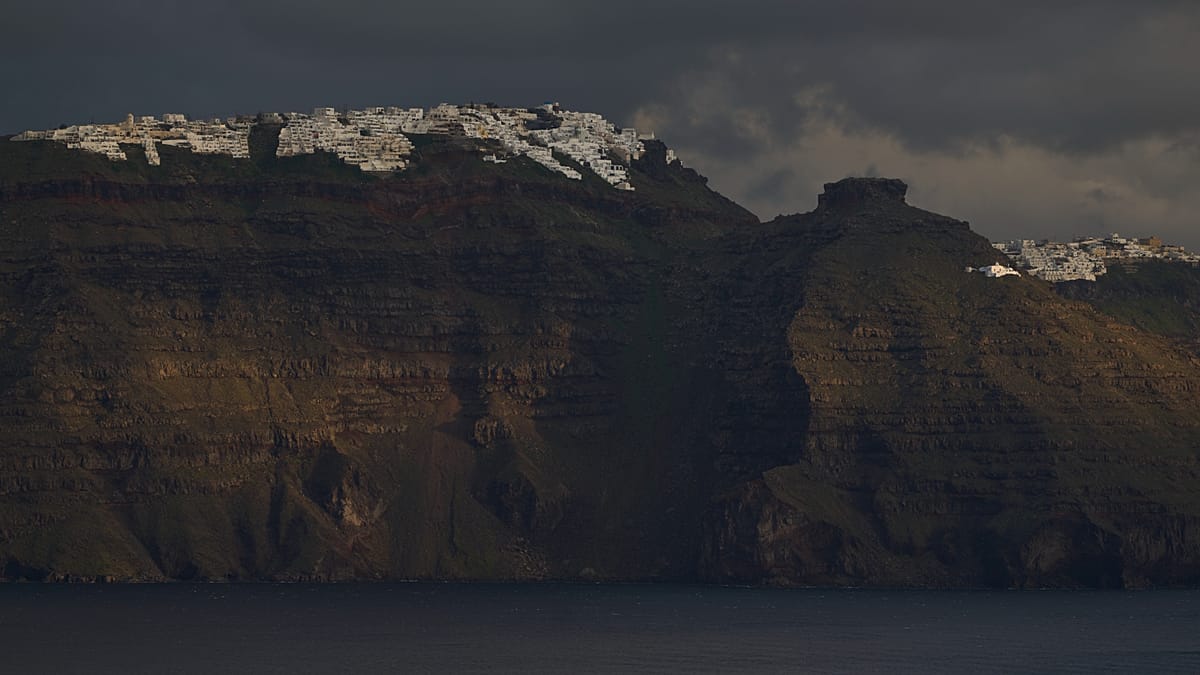 Santorini Imposes New Access Restrictions Amid Volcanic and Seismic Concerns