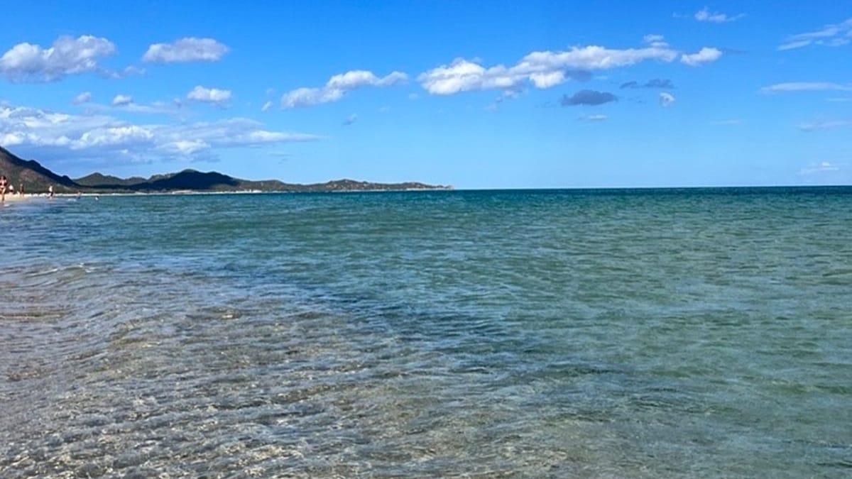 Sardinia Beach Bans Adult Umbrellas, Allows Shade Only for Children and Over-65s