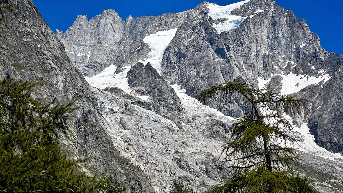 Second Heatwave Accelerates Melting of Bossons Glacier in the French Alps