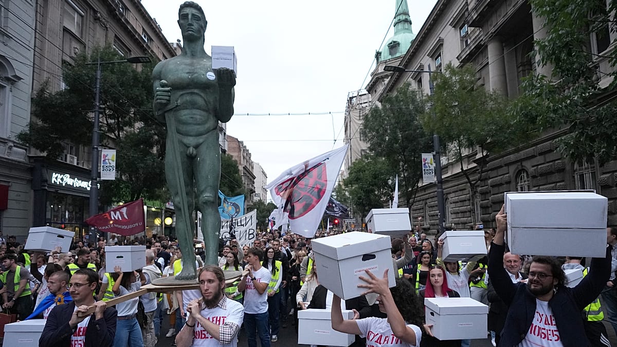 Serbian students launch electoral list to challenge Vučić