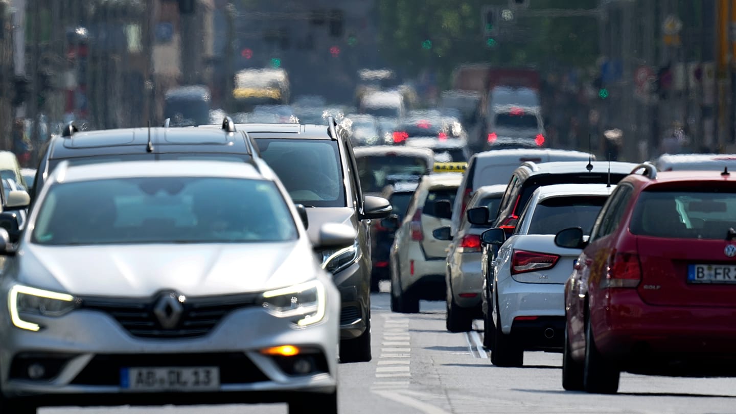 Seven EU States Urge Brussels to Hold Firm on Car CO2 Targets