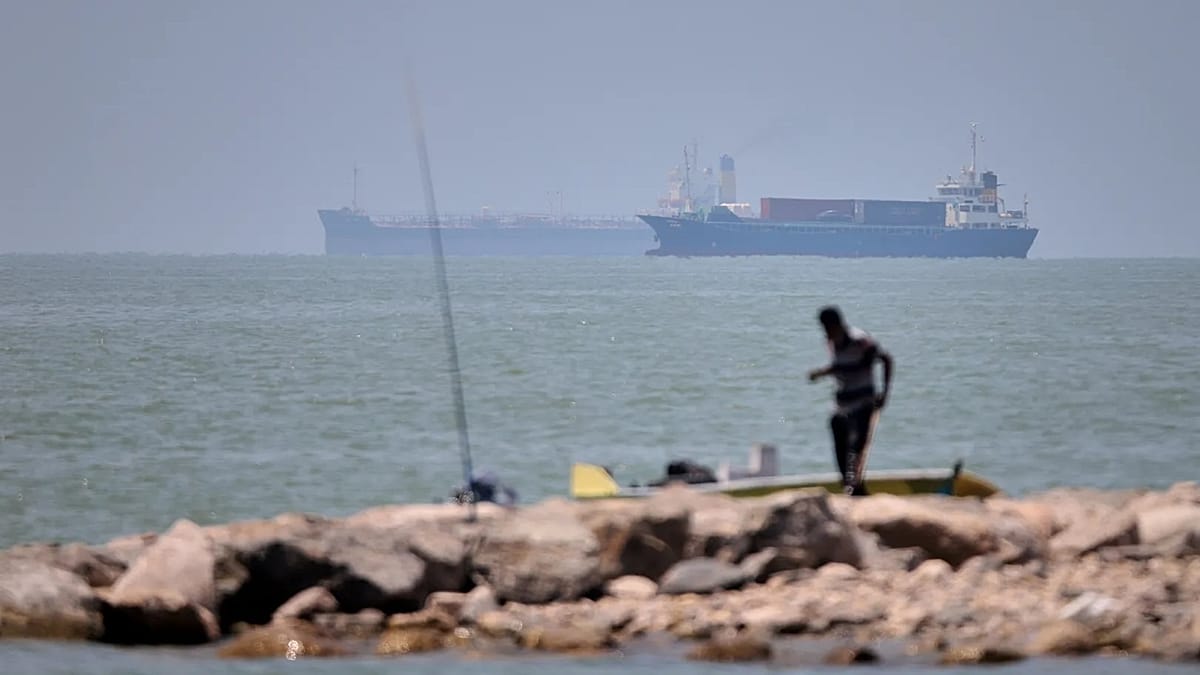 Shipping Sector Cautious on Strait of Hormuz Reopening Despite US-Iran Deal