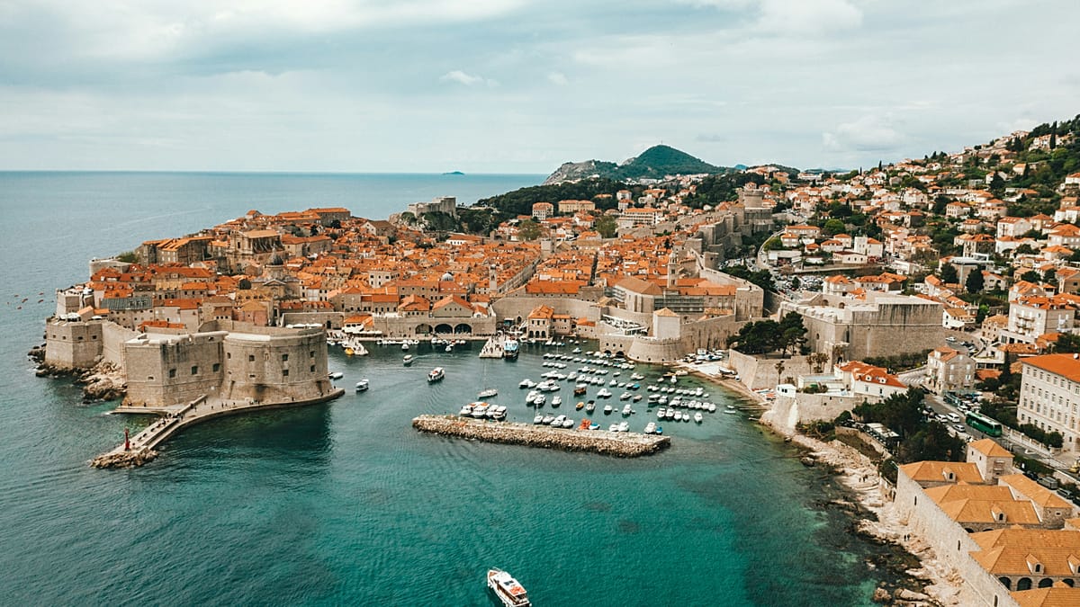 Smart autumn travel: how to cut costs on flights and hotels