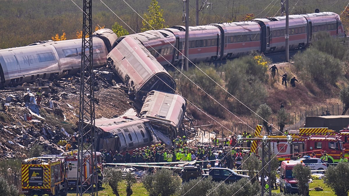 Spain train crash: 17 minutes of decisions before fatal collision