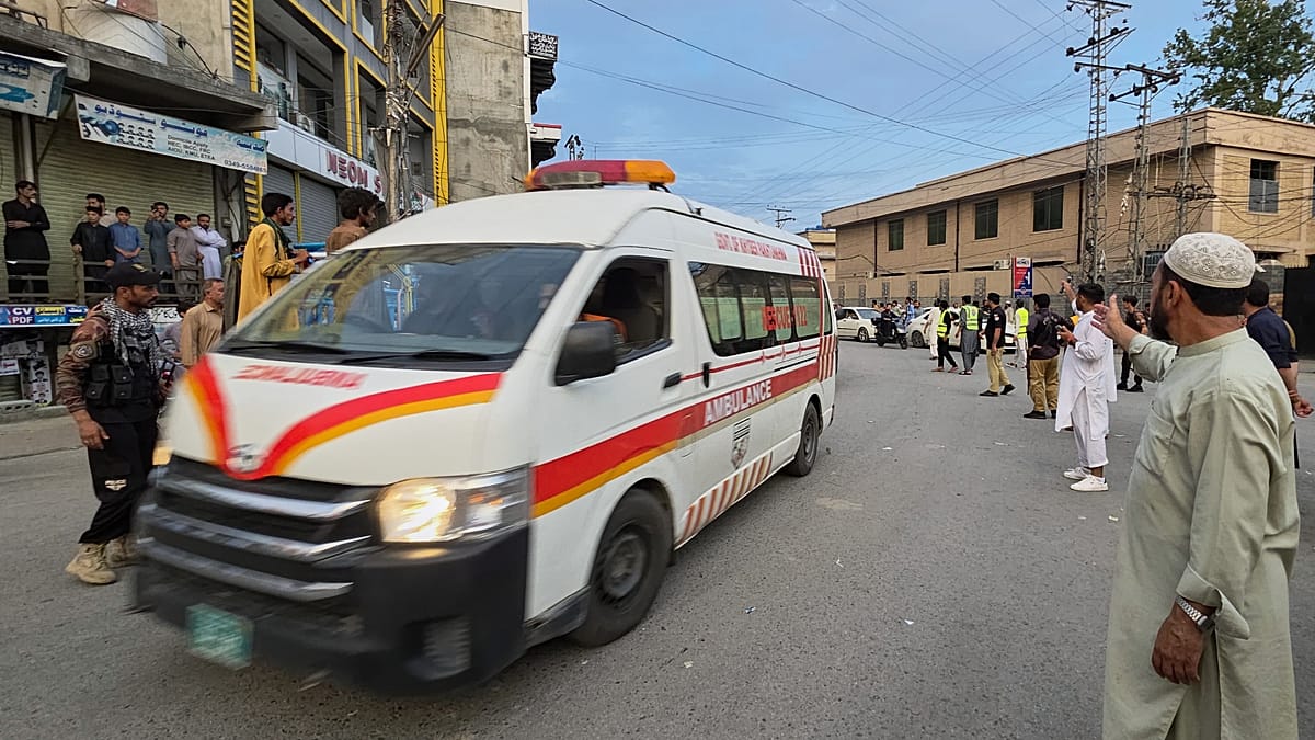 Suicide bombing at Pakistani checkpoint kills at least 11